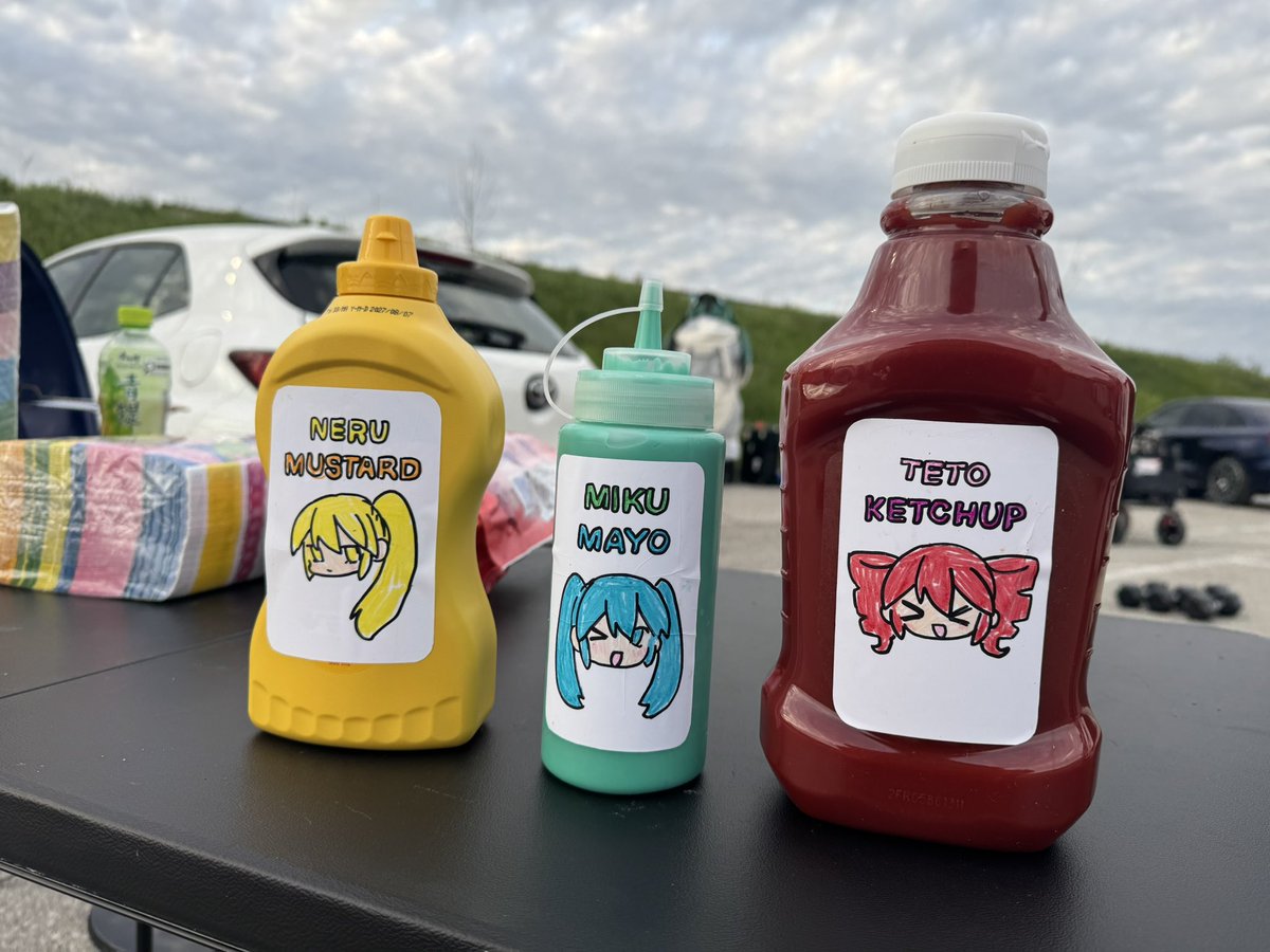 Tspudere's tweet photo. Yeah I ate the miku mayo on my hotdog https://t.co/aeb9uU9ipL