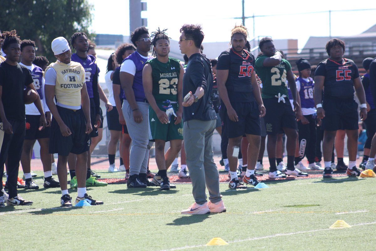 OALTigersFB's tweet photo. More sights of the #OALShowcase held at #McClymondsHS.
.
@thecoachdavis17 @bvransburg @CoachKThompson @DenardEugene @nickhlozito @CalHiSports https://t.co/04v2YKnmjN