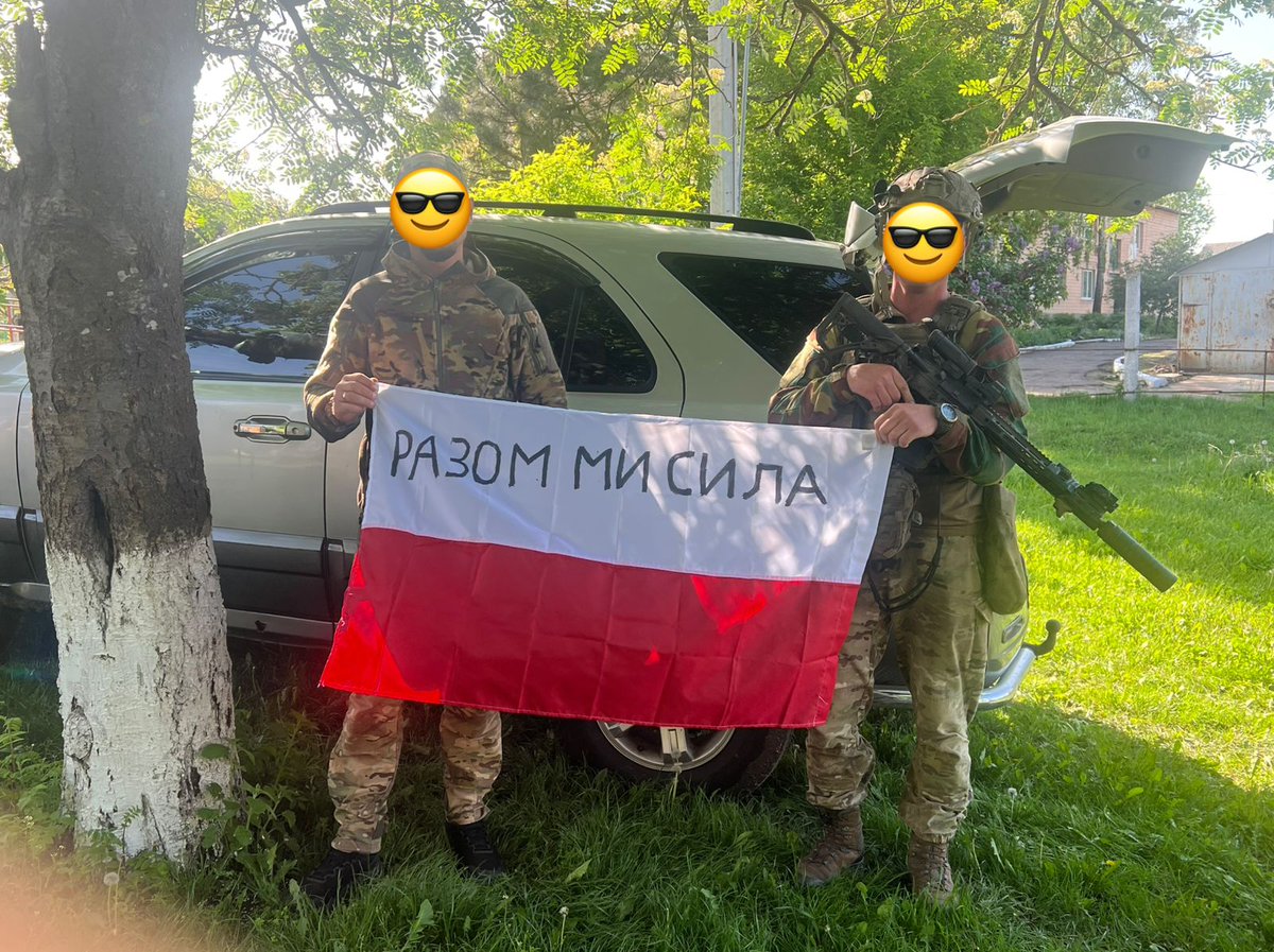 MichalMusielak's tweet photo. Żołnierze 3. Pułku Sił Specjalnych Operacji z prezentem ode mnie, dołączonym do ostatniej przesyłki z zaopatrzeniem. Napis na fladze to "Razom my syła", czyli "Razem jesteśmy silni".

Pomoc temu i innym ukraińskim oddziałom pochodzi ze trwającej zbiórki:
https://t.co/am91sSj9uT https://t.co/zQJQ30NK0f
