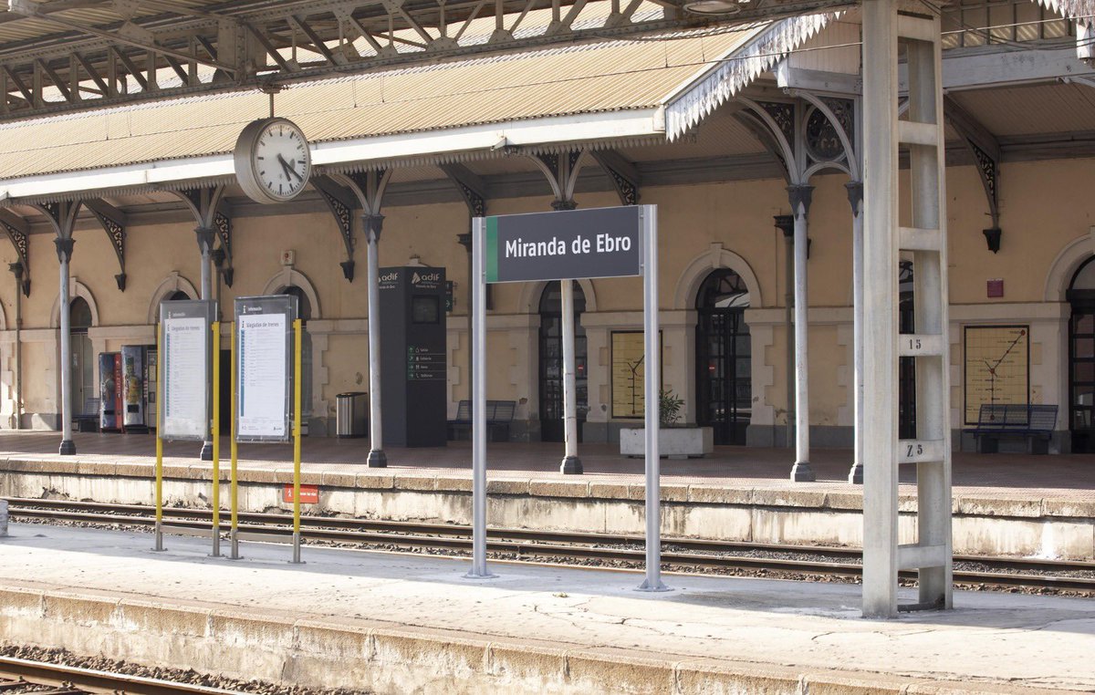 oscar_puente_'s tweet photo. Impulsamos el enlace transversal entre los corredores Atlántico y Mediterráneo con la redacción del proyecto por 4,5 M€ para modernizar la línea Logroño-Miranda de Ebro.

Trabajamos en reforzar la conexión ferroviaria con La Rioja y construir una red más competitiva. https://t.co/krGM08E1VQ