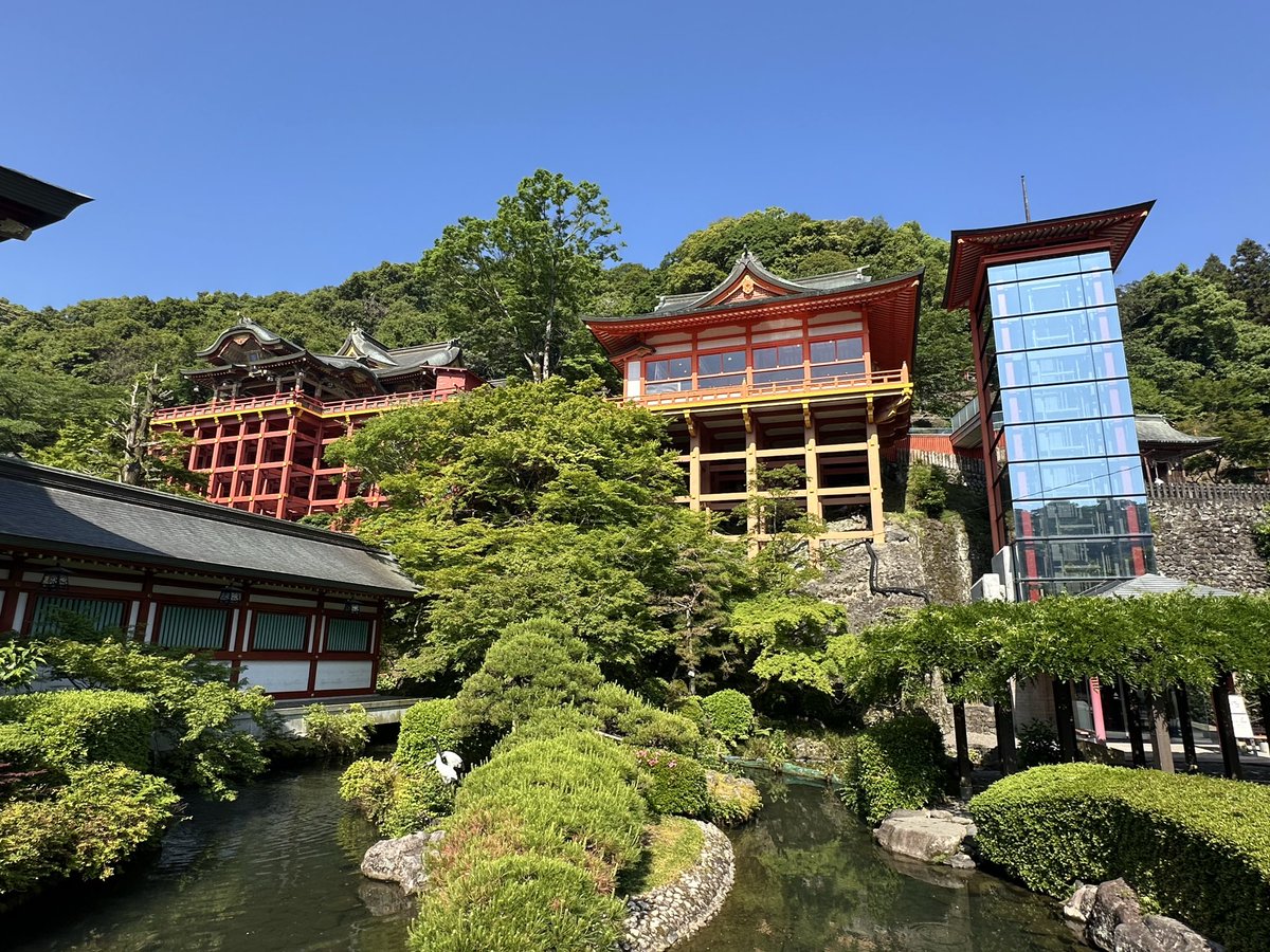 kkhk02's tweet photo. 今回九州で参拝した神社⛩️、17日に参拝！
日本三大稲荷の祐徳稲荷神社、御本殿、御神楽殿、楼門等総漆塗極彩色の宏壮華麗な偉容は、美しかったです。
御朱印も頂きました。 https://t.co/DquFqm2ek1
