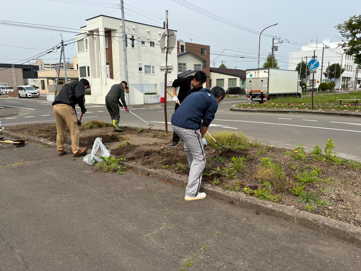 eniwacci's tweet photo. 恵庭市といえば🪻花のまち🌺
市役所裏の恵庭大通（グリーンベルト）には14の花壇がありますが、今年は恵庭商工会議所＆恵庭ニュージーランド協会で、その花壇の一つを整備することになりました！
今日の午前中、約600株の花苗を植えてきました💪花壇が花でいっぱいになる日が楽しみですね！ https://t.co/rfPvAPTXE9