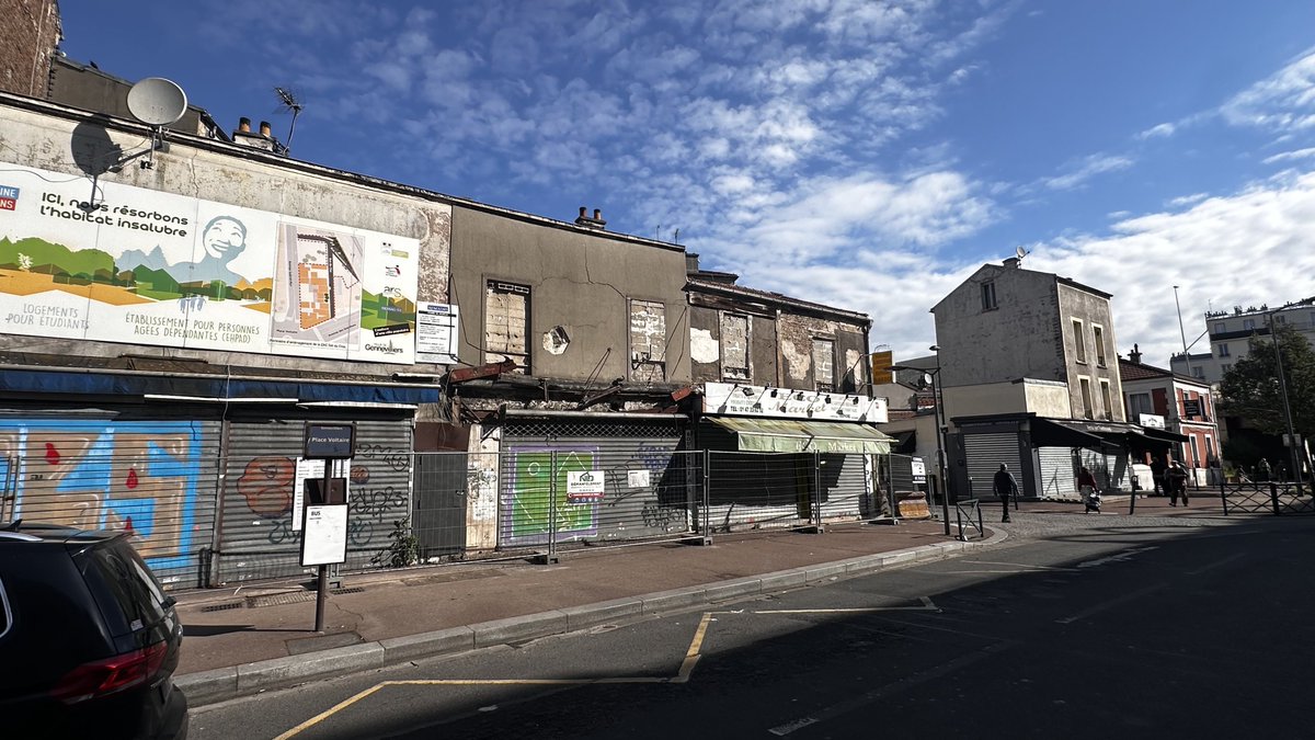 b1jam's tweet photo. L’îlot du Clos de Gennevilliers, place Voltaire et en face d’Asnières est enfin en cours de destruction après des années de risque et d’insalubrité. Une bonne nouvelle pour les Asniérois ! #Asnieres https://t.co/DX0OVNWbaG