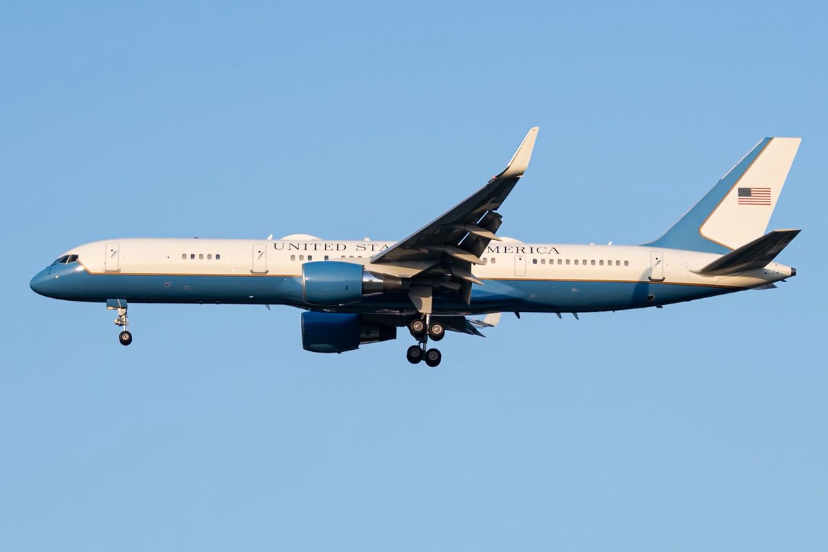 Ryouske_08's tweet photo. United States Air Force
C-32A(B757-2G4) 98-0002
2026.05/15 OKO/RJTY

日没ギリギリに降りてきてくれました https://t.co/UzzbyX6NmE
