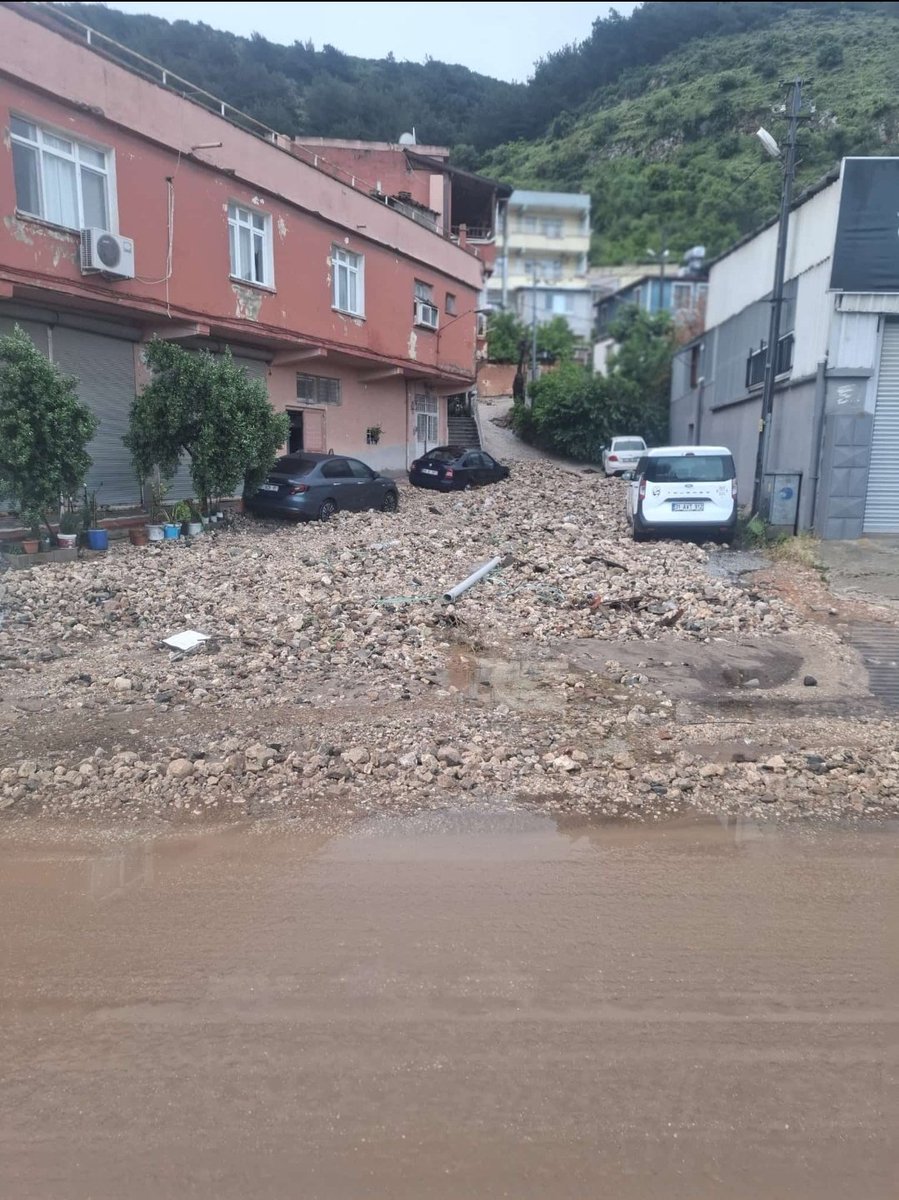 mahmut07209484's tweet photo. Sıralanmış domino taşımıyız??? pamuk ipliğine bağlı bir balonmuyuz??? neyiz biz arkadaş en ufak bir doğa olayında yıkılıyoruz batıyoruz uçuyoruz çöküyoruz....
#hatay https://t.co/0Irop8Gl0J