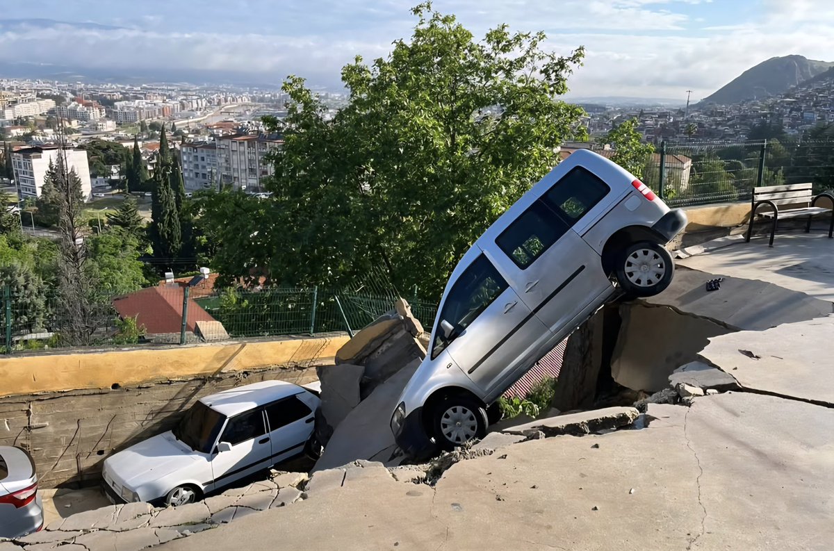 siyahkartus1's tweet photo. Son paylaşımını 18 saat önce yapmış olan Hatay Valiliği'ne şehirde böyle şeyler olduğunu haber vermek istedim. Belki haberleri yoktur, oluşan hasarlar ve insanların kaygılarıyla ilgili bir açıklama yapmak isterler. https://t.co/6zUM93ULG5