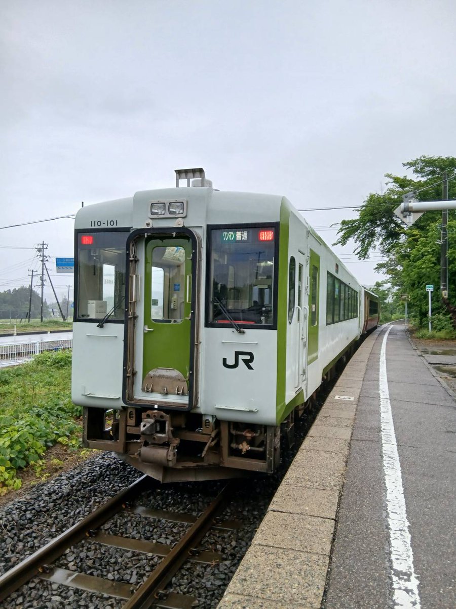 train1215's tweet photo. 高速道路の入口に近い隣の会津坂本駅にも立ち寄り。
間もなく上り列車がやって来ました。
前側で構えていたら、キハ20系風ラッピングの車両を観られたので、少し心残り。それにしても、この列車のひとつ前に走る上り列車が来るのは3時間前。
生活路線として使っている方は、とても大変ですね…😅 https://t.co/mE65JBd1Es
