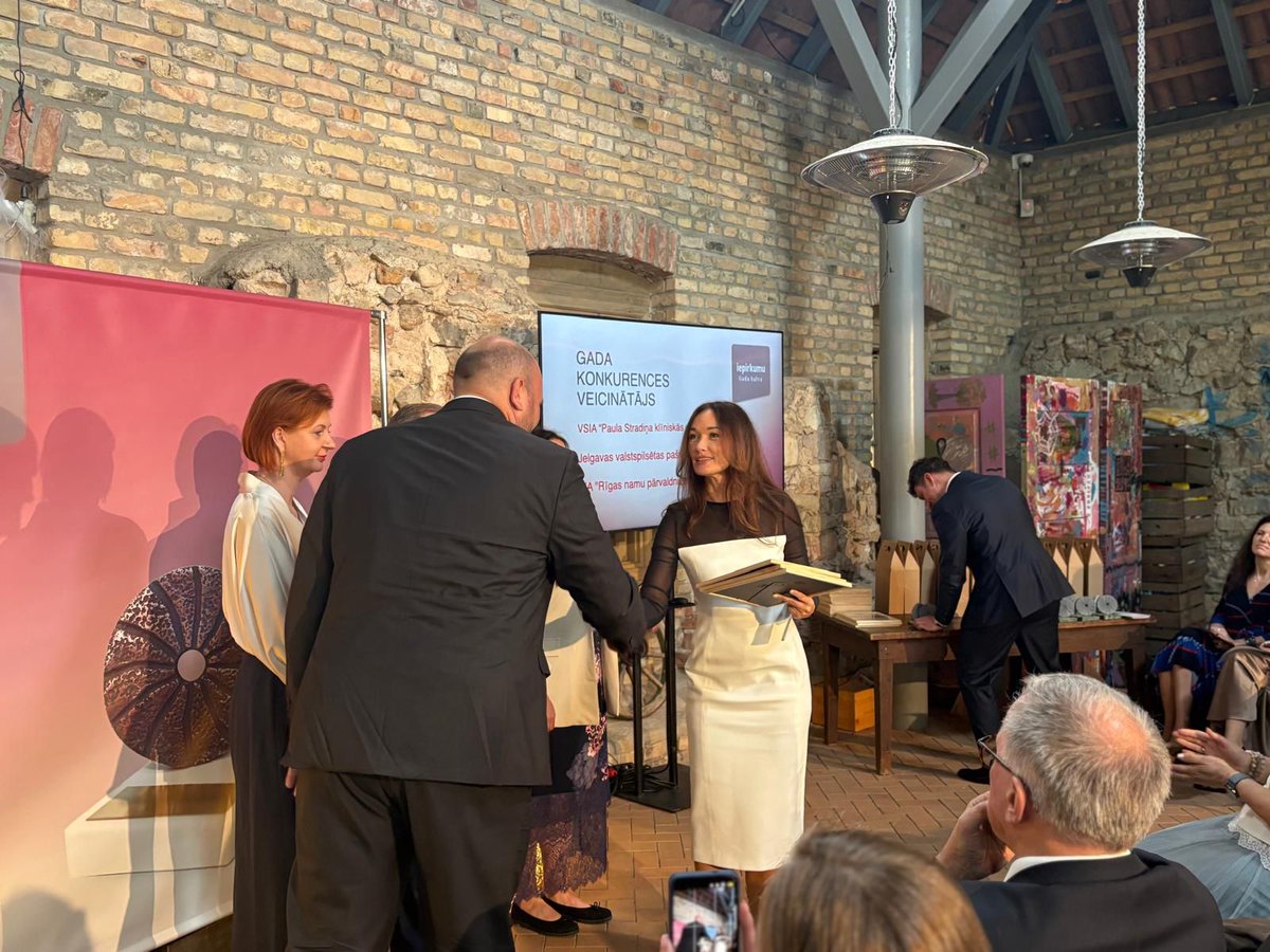 KPgovLV's tweet photo. 🏆 Vakar norisinājās Iepirkumu Gada balva ceremonija, kurā @KPgovLV priekšsēdētāja Ieva Šmite pasniedza balvu kategorijā “Gada konkurences veicinātājs”.
👏Šogad balvu saņēma @RNParvaldnieks, savukārt nominantu vidū bija arī @Stradina_slimn , @JelgavaLV.🤝 Paldies @iepirkumi_lv! https://t.co/qC0TQd3WVa