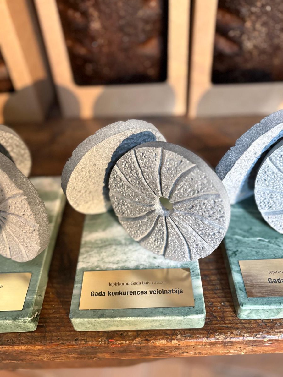 KPgovLV's tweet photo. 🏆 Vakar norisinājās Iepirkumu Gada balva ceremonija, kurā @KPgovLV priekšsēdētāja Ieva Šmite pasniedza balvu kategorijā “Gada konkurences veicinātājs”.
👏Šogad balvu saņēma @RNParvaldnieks, savukārt nominantu vidū bija arī @Stradina_slimn , @JelgavaLV.🤝 Paldies @iepirkumi_lv! https://t.co/qC0TQd3WVa