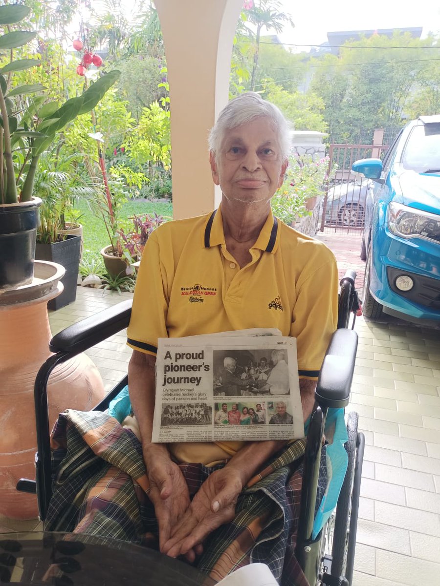 saifnasution's tweet photo. Saya mendapat kiriman gambar dan berita bahawa hari ini merupakan ulang tahun kelahiran ke-88 DSP (B) Michael Arulraj, seorang pesara Polis Diraja Malaysia yang turut dikenali sebagai antara perintis hoki negara.

Walaupun beliau telah lama bersara daripada perkhidmatan PDRM sejak tahun 1993, jasa dan sumbangan beliau kepada negara kekal besar nilainya, baik dalam pasukan keselamatan mahupun arena sukan tanah air.

Michael Arulraj merupakan antara generasi awal yang membantu membina kekuatan hoki Malaysia selepas era kemerdekaan dan pernah mewakili negara dalam Sukan Olimpik Tokyo 1964 serta Mexico City 1968. Selepas bersara sebagai pemain, beliau terus menyumbang bakti sebagai jurulatih skuad hoki kebangsaan.

Setinggi-tinggi penghargaan atas segala jasa, pengorbanan dan khidmat beliau kepada negara selama ini, baik di dalam uniform Polis Diraja Malaysia mahupun di dalam arena dunia sukan Malaysia di peringkat antarabangsa.

Semoga DSP (B) Michael Arulraj terus dikurniakan kesihatan yang baik, kesejahteraan dan sentiasa berada dalam lindungan Tuhan bersama keluarga tercinta.

Selamat Hari Lahir🎂💐