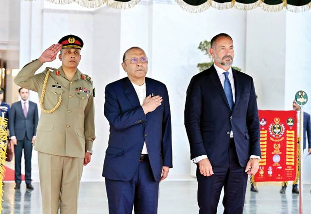 The_Nation's tweet photo. President Asif Ali Zardari receives Prince Rahim Aga Khan V
https://t.co/zjXvJMSIPw
#president #recive #prince https://t.co/247Qu60hnu