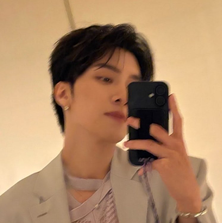 sierrendipityy's tweet photo. Hendery, the king of mirror selfies https://t.co/wdtu9Q5BOK