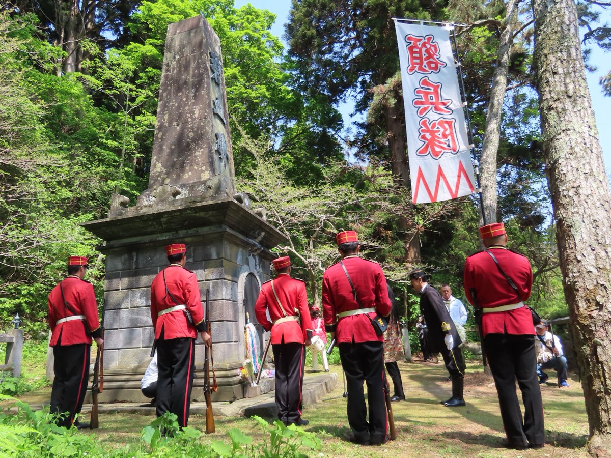 hakodate_sta's tweet photo. ＃函館駐屯地は「第５７回箱館五稜郭祭」の支援をしたっさ！
中島三郎助父子最後の地碑、碧血碑、土方歳三最期の地碑、箱館戦争供養塔の４カ所を巡り、供養と慰霊をしたっさ！
五稜郭公園では、「＃土方歳三コンテスト」が開催され、函館駐屯地司令である菊池１佐が審査員として参加したっさ☆ https://t.co/7pOKsCIISK