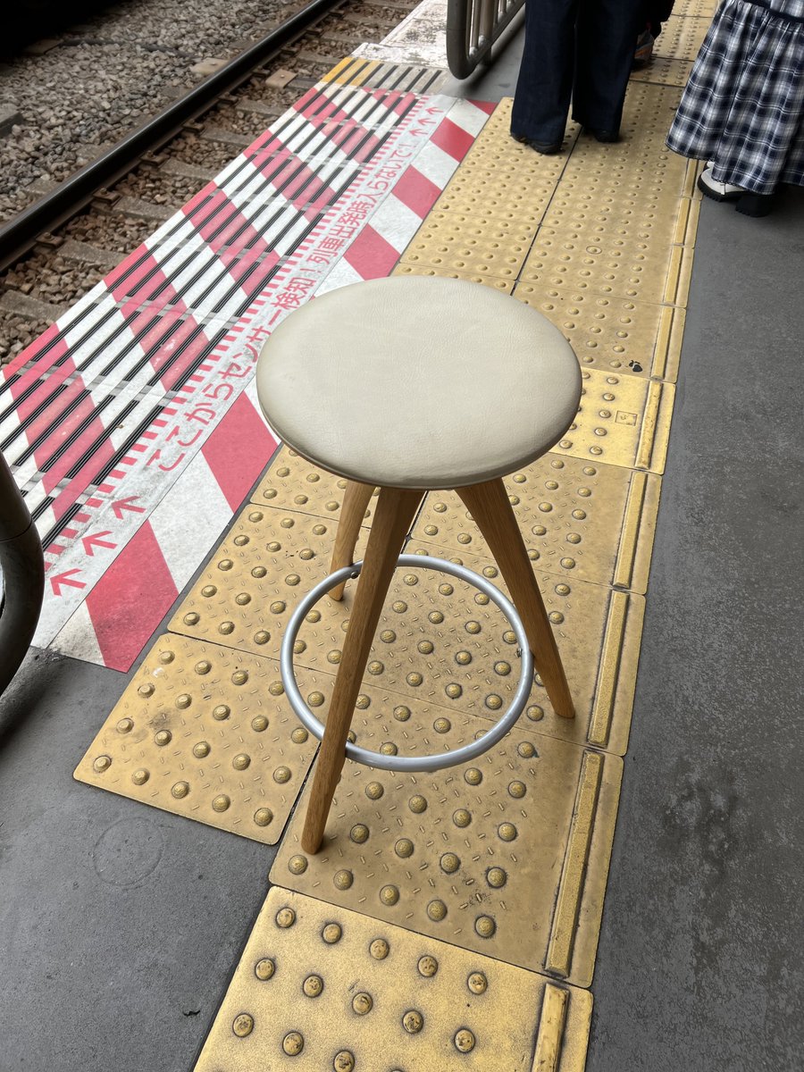 emon__kake's tweet photo. カリモクのカウンターチェアを担いで帰った日 https://t.co/rJsUZbPXGx