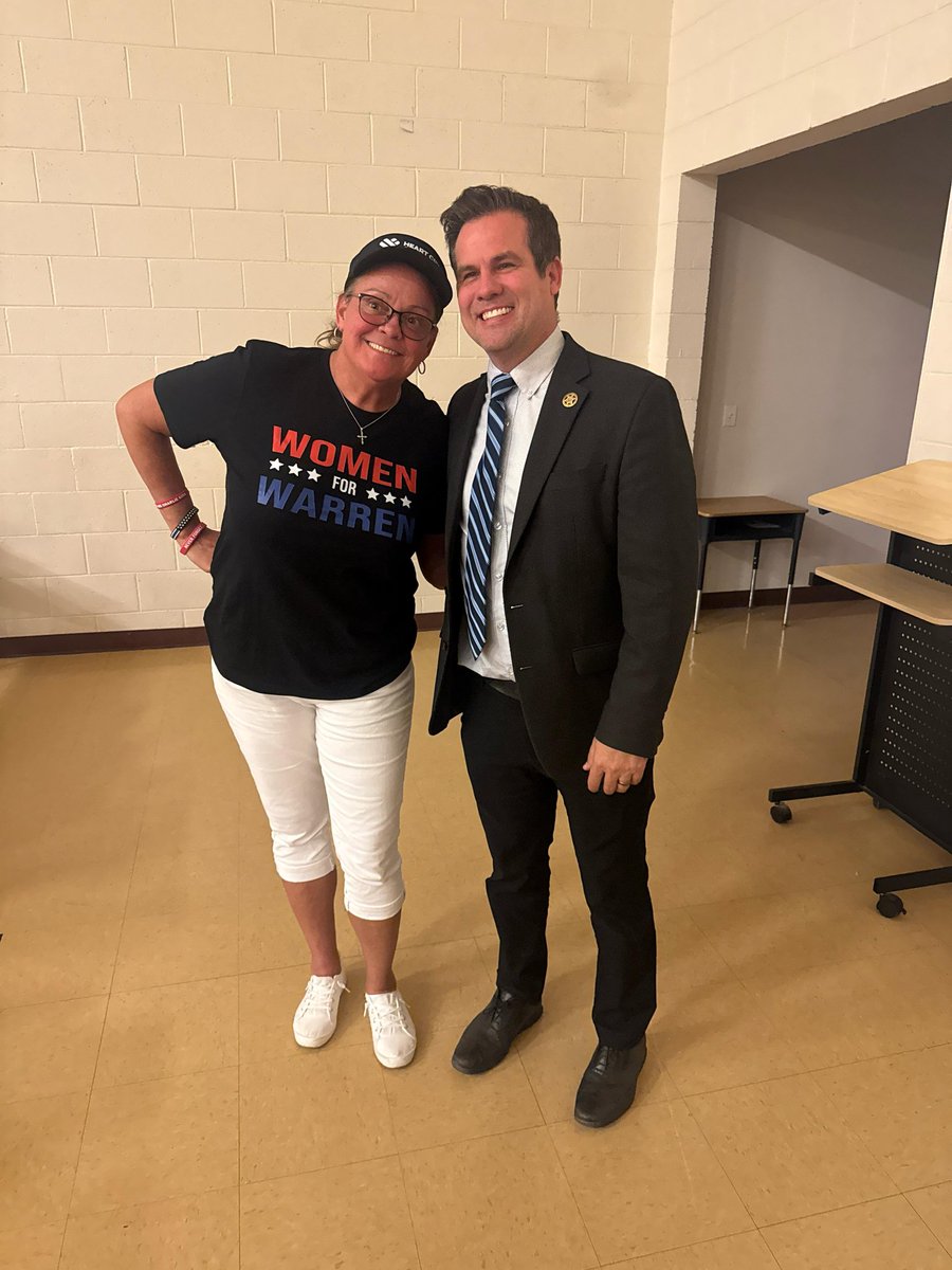 votewarren's tweet photo. We started the day in Tucson and ended it in Queen Creek where I met another amazing supporter! https://t.co/PSDKj6eS8y