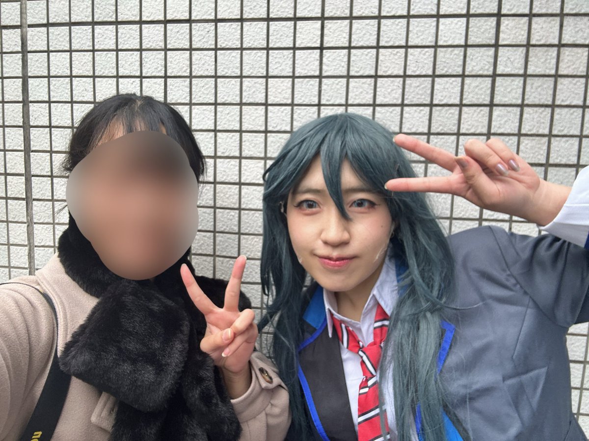 o27795's tweet photo. 撮ってもらったツーショ/スリーショが4枚集まったので😊😊

かっこいいフリーナも、ハロ研の人で覚えてもらったのも、twst♣️の話で盛り上がったのも、全部覚えてるし大切な思い出🥹

これからもずっと、応援してます🫶 https://t.co/hB3IWdm4mx