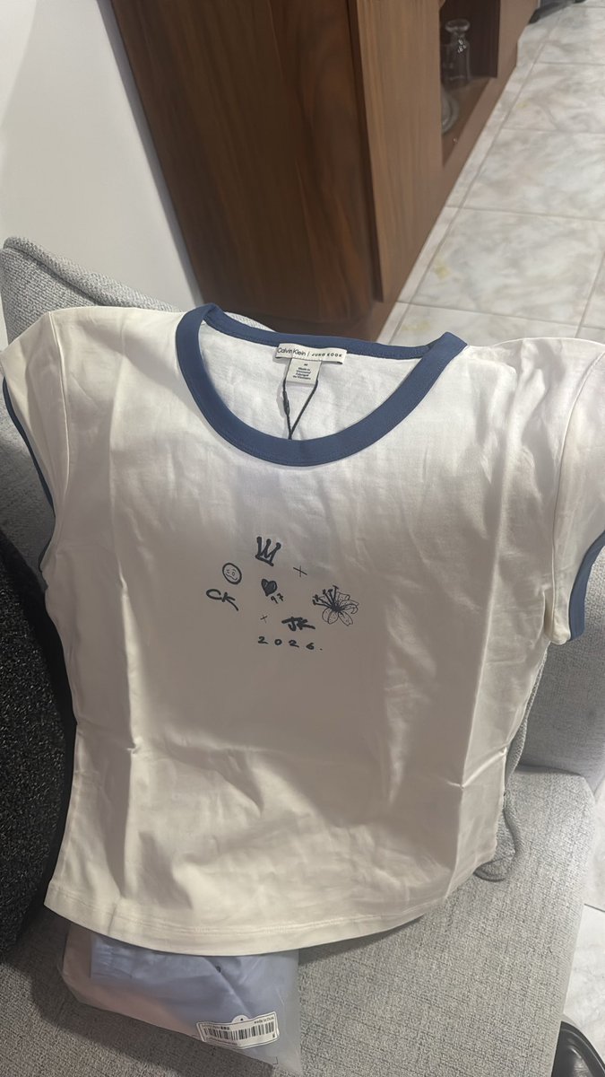 AxelMoguel3's tweet photo. Tengo 2 playeras de CK By #JungKook 
Talla S y M
Se entrega CDMX . https://t.co/Psmwk8ld8n