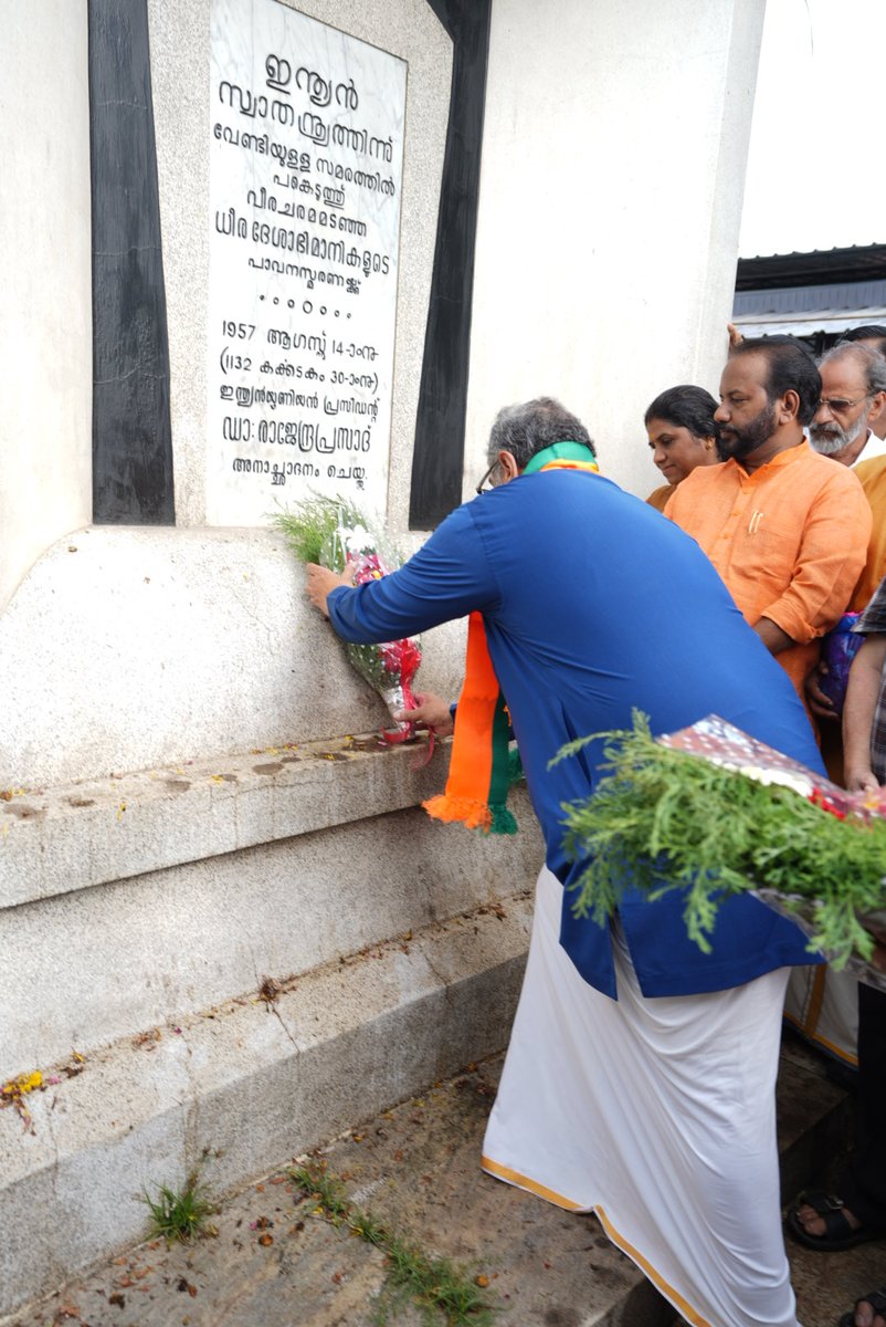 BJP4Keralam's tweet photo. നിയമസഭാ സാമാജികരായി സത്യപ്രതിജ്ഞ ചെയ്യുന്നതിന് മുന്നോടിയായി നിയുക്ത ബിജെപി എംഎൽഎമാർ പാളയം രക്തസാക്ഷിമണ്ഡപത്തിൽ പുഷ്പാർച്ചന നടത്തി.

#VikasitaKeralam https://t.co/ubCEHTXlW8