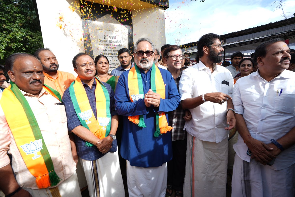 BJP4Keralam's tweet photo. നിയമസഭാ സാമാജികരായി സത്യപ്രതിജ്ഞ ചെയ്യുന്നതിന് മുന്നോടിയായി നിയുക്ത ബിജെപി എംഎൽഎമാർ പാളയം രക്തസാക്ഷിമണ്ഡപത്തിൽ പുഷ്പാർച്ചന നടത്തി.

#VikasitaKeralam https://t.co/ubCEHTXlW8