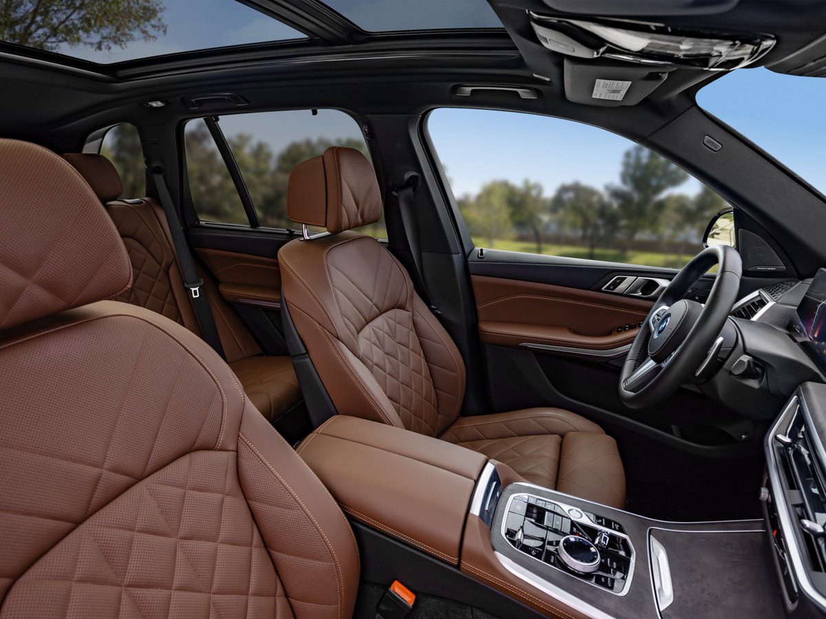 SoyBrb's tweet photo. La BMW X5, es una guagua que yo le recomendaría a cualquier hombre que no que no quiere verle más nunca la nalga a su mecánico.  

Eso sí, solo requiere su cuidado y su mantenimiento; te da presencia, perfil, comodidad y ese toque de formalidad sin dejar de verse agresiva. https://t.co/ywSviaOW3s