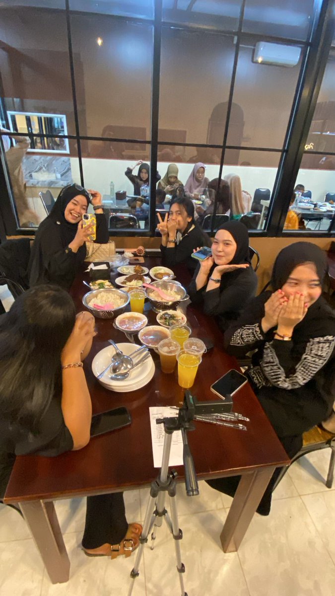 mami_rha's tweet photo. Kru Laboratorium BLUD UPTD Puskesmas Wawotobi 🖤🖤🖤🖤🖤 https://t.co/J47BvjHhCh