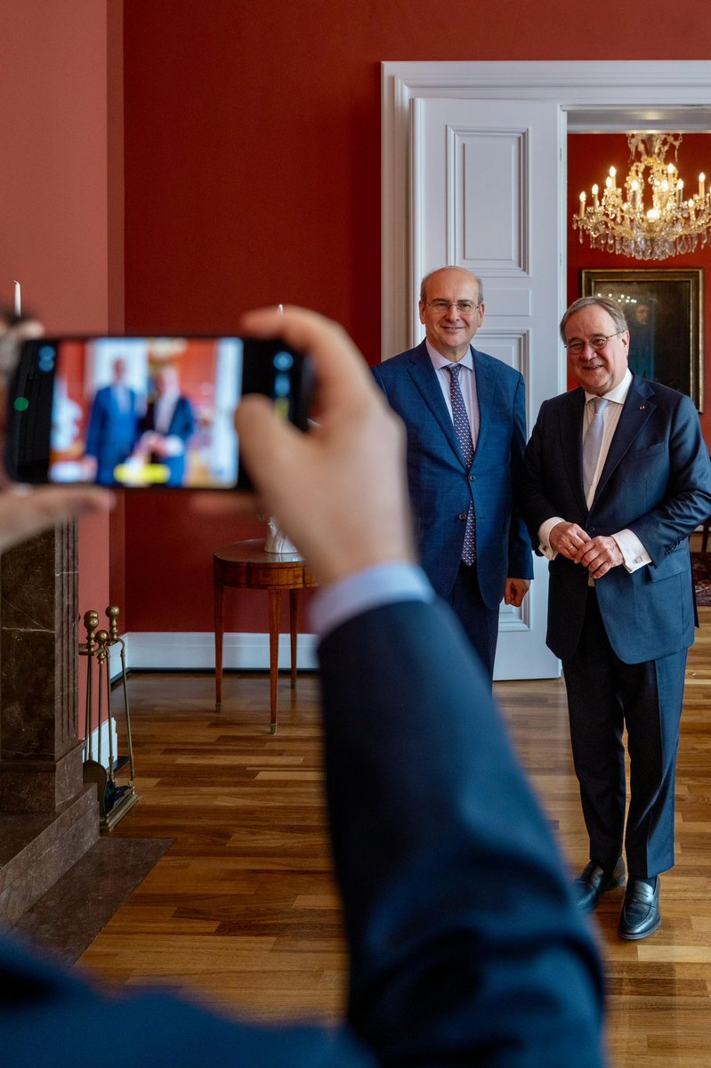 ArminLaschet's tweet photo. Griechenland hat bewiesen, dass konsequente Reformen und Haushaltsdisziplin sich auszahlen. Heute steht das Land wirtschaftlich stärker da als viele seiner Partner. Diese Stabilität ist gerade in unruhigen Zeiten ein Gewinn für ganz Europa. Anregendes Gespräch mit Vizepremier Kostis Hatzidakis 🇬🇷 über europäische Wettbewerbsfähigkeit, Diplomatie u die Vertiefung der Zusammenarbeit mit 🇩🇪