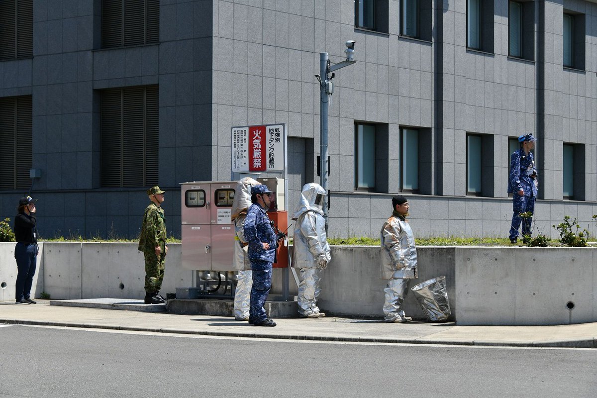 JMSDF_SDF_ENG's tweet photo. A JGSDF EC-225LP helicopter made a brief landing at the Maritime Operations Center, where Self-Defense Fleet is located. Staff officers and sailors stood by to support the operation. https://t.co/np8B1ZCmpC