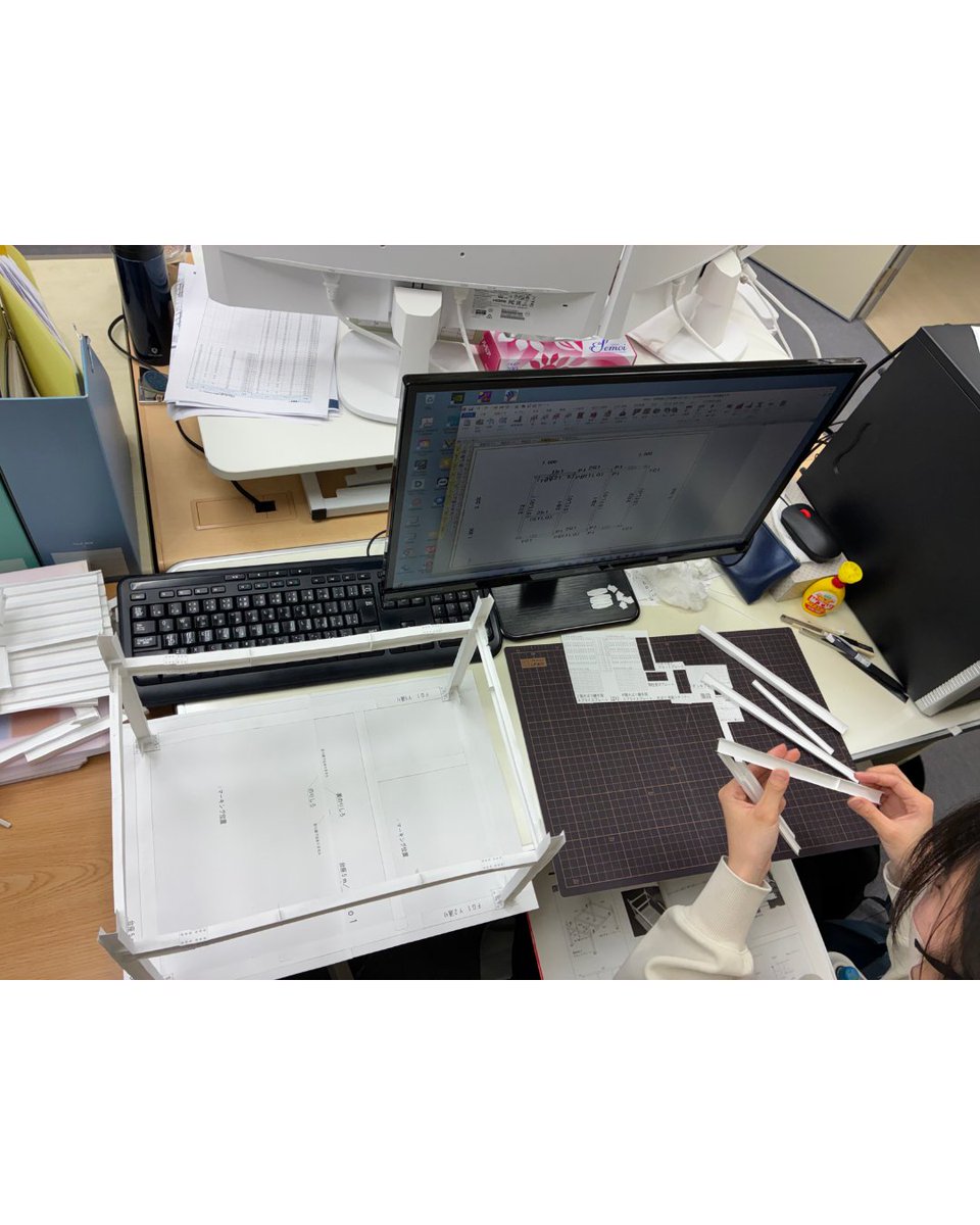 DATALOGIC_REAL4's tweet photo. 先日の新人研修の様子をお届けします！
模型作成3日目では、部材を組み上げて建物の形にしていきました。 組み上げるなかで新たな気づきもあったようで、理解を深める良い機会となりました！ https://t.co/Ao4fPg5TFz