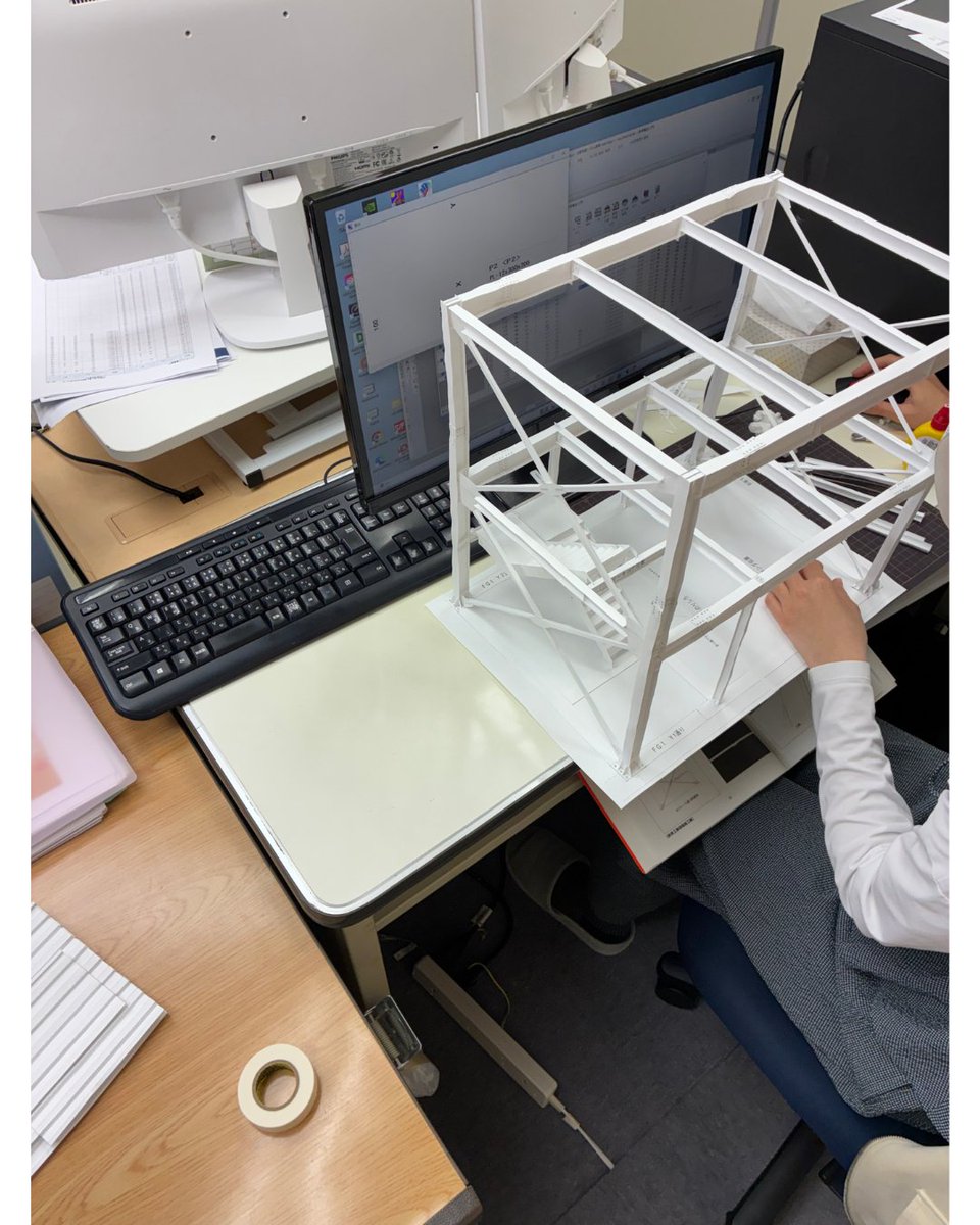 DATALOGIC_REAL4's tweet photo. 先日の新人研修の様子をお届けします！
模型作成3日目では、部材を組み上げて建物の形にしていきました。 組み上げるなかで新たな気づきもあったようで、理解を深める良い機会となりました！ https://t.co/Ao4fPg5TFz