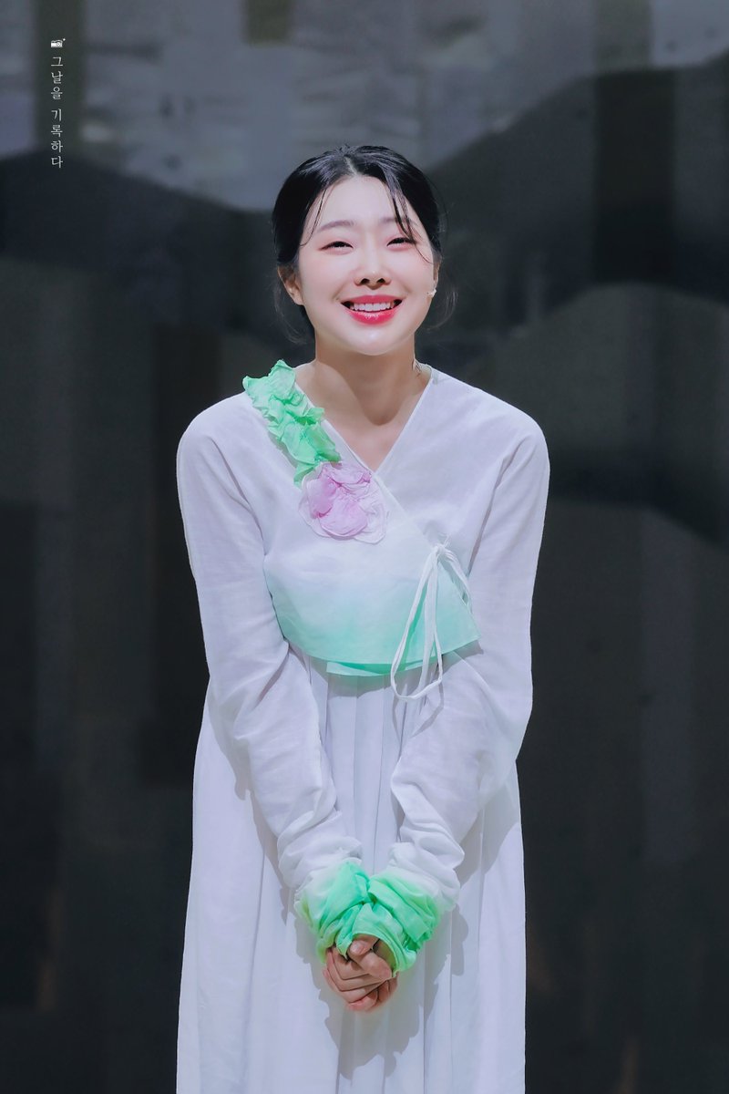 Save_a_picture's tweet photo. 260516 뮤지컬 서편제 커튼콜

송화 役 #이봄소리 배우 https://t.co/0xZW0ZWRZN