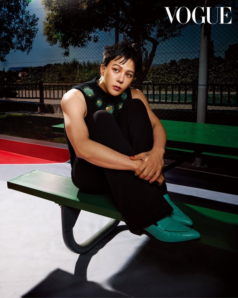 vipbbsun's tweet photo. นี่สินะ..ถึงเป็น #GDRAGON ที่ไม่มีใครแทนที่ได้ 

"ผมมีมาตรฐานอยู่หนึ่งอย่างที่ไม่เคยเปลี่ยนเลย นั่นคือเพลงต้องดี ถ้าเพลงดีจริง ไม่ว่าจะถูกนำเสนอในรูปแบบไหน หรือแสดงที่ไหน สุดท้ายมันก็จะยืนหยัดผ่านกาลเวลาได้เสมอ ไม่ว่าฟอร์แมตจะเปลี่ยนไปแค่ไหน หัวใจสำคัญที่สุดก็ยังคงเป็น ‘ตัวเพลง’ อยู่ดี

และเวลาผมทำงาน ผมจะปฏิบัติกับทุกชิ้นงานราวกับมันคือบันทึกที่หลงเหลือไว้ตลอดกาล ผมต้องสามารถเข้าใจและยอมรับทุกการตัดสินใจของตัวเองได้ แม้ย้อนกลับมาฟังมันอีกครั้งในอนาคต
นั่นจึงเป็นเหตุผลว่าทำไมผมถึงทำงานแบบขอไปทีไม่ได้

ถ้ามันเป็นส่วนที่ผมต้องรับผิดชอบ ผมก็ต้องรับผิดชอบมันอย่างเต็มที่จนถึงที่สุด ในเมื่อจะทำแล้ว ผมก็ต้องทำมันออกมาให้ดีที่สุด และผมไม่ชอบงานที่ไร้ความหมาย นั่นจึงเป็นเหตุผลว่าทำไมงานของผมถึงมักใช้เวลานานครับ"