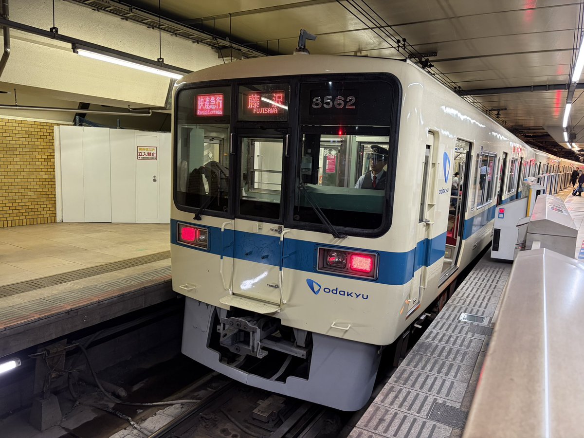 jeffreydeki21's tweet photo. 新宿発快速急行藤沢行。
新型5000形が来るかと思ったらなんと8000形。西武鉄道に行った仲間たちもいる中最後の活躍かな？
今期は西武に行く仲間はいないみたいです。 https://t.co/GGfj29a9yw