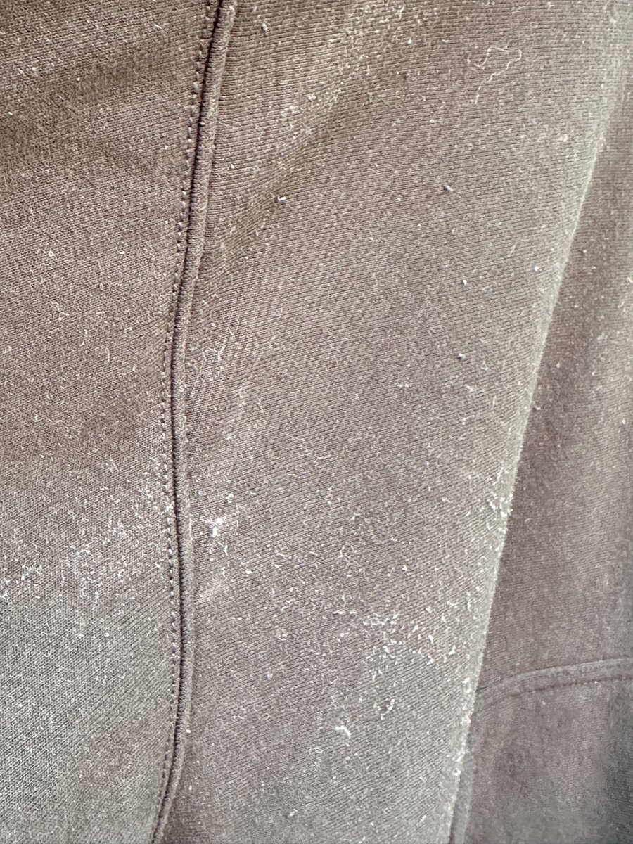 hermiezW's tweet photo. and they was told this is “NORMAL” and caused by the fabric itself. However, I’ve used many washing machines before and never experienced this level of lint redistribution onto clothes.

Brought from #HomePro
#HITACHI
#HITACHIWASHINGMACHINE https://t.co/EewywXFONz