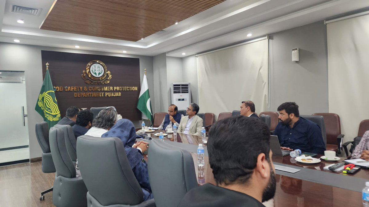 pda_pk's tweet photo. The team from the PDA held a productive meeting with Dr. Kiran Khurshid, Secretary, Food Safety &amp; Consumer Protection Department, along with Syed Musa Raza, DG PFA, the Additional Secretary, to discuss collaborative efforts towards ensuring safe food and safe milk for consumers. https://t.co/ZPmKK931gE