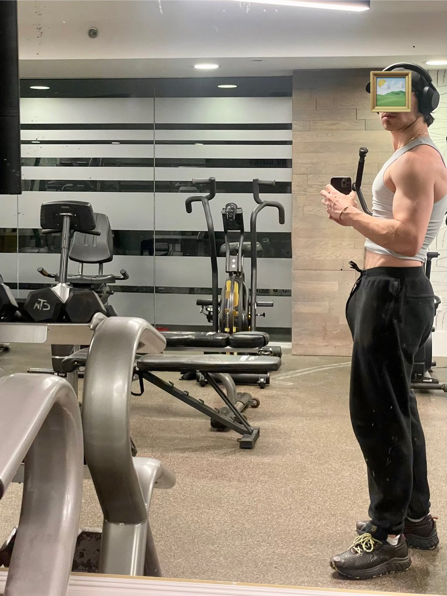 jandtce's tweet photo. not cumming tonight is part of the workout 😩💪 https://t.co/vvz6xBLeKK