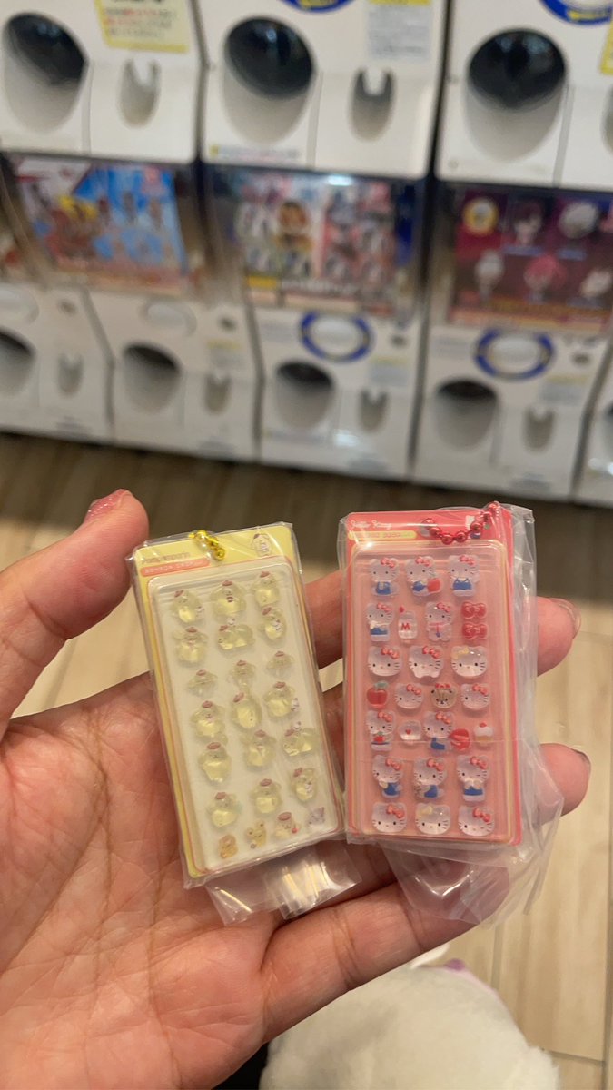 pispisxpespes's tweet photo. ちいかわ目印50人並んでたら…売り切れてボンドロになったwwwwwww

まめちゃんのサイン本欲しかったなぁ🥺ぴえん🥺

※容量をあけてもあけても、サマナログイン1時間かかるので諦めてます。時間があるとにやります😩😩😩
携帯変えないともう無理やね💔 https://t.co/cpjYEbdQMr