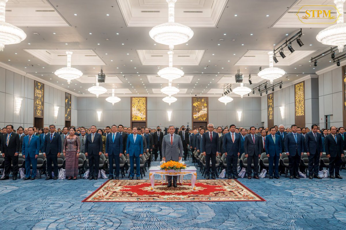 Dr_Hunmanet_PM's tweet photo. ចូលរួមសម្ពោធដាក់ឱ្យប្រើប្រាស់ជាផ្លូវការ អគារទីស្នាក់ការកណ្តាលថ្មីនៃអគ្គនាយកដ្ឋានពន្ធដារ នៃក្រសួងសេដ្ឋកិច្ចនិងហិរញ្ញវត្ថុ។

កម្ពុជាសម្រេចបានកំណើនសេដ្ឋកិច្ចរឹងមាំ និងមានកំណើនចំណូលពន្ធបានល្អប្រសើរ​។ ការវិវត្តជាវិជ្ជមាននេះ តម្រូវឱ្យមានការពង្រីក និងពង្រឹងហេដ្ឋារចនាសម្ព័ន្ធ ព្រមទាំងការអភិវឌ្ឍធនធានមនុស្ស ដើម្បីឆ្លើយតបនឹងទំហំការងារ និងនិរន្តរភាពជាតិ ជាក់ស្តែងសមិទ្ធផលអគារទីស្នាក់ការកណ្ដាលនៃអគ្គនាយកដ្ឋានពន្ធដារត្រូវបានសាងសង់ដើម្បីដោះស្រាយបញ្ហាប្រឈម និងដើម្បីអាចគាំទ្រដល់ការប្រមូលចំណូល ការផ្ដល់សេវាជូនអ្នកជាប់ពន្ធ និងការបន្តកែទម្រង់រដ្ឋបាល សារពើពន្ធឱ្យកាន់តែមានភាពទំនើប វិជ្ជាជីវៈខ្ពស់ និងឆ្លាតវៃ ស្របតាមឧត្តមានុវត្តន៍ជាអន្តរជាតិ។

សមិទ្ធផលអគារនេះក៏ជាការចូលរួមចំណែកគាំទ្រដល់ការសម្រេចបាននូវគោលនយោបាយ និងយុទ្ធសាស្ត្ររបស់រាជរដ្ឋាភិបាល តាមរយៈ ពង្រឹងអភិបាលកិច្ច និងសមត្ថភាពរដ្ឋបាលសាធារណៈ, ការធ្វើទំនើបកម្មរដ្ឋបាលសាធារណៈនិងចូលរួមគាំទ្រការកសាងរដ្ឋាភិបាលឌីជីថល (DigitalGovernment), ការធ្វើទំនើបកម្មផ្នែកហេដ្ឋារចនាសម្ព័ន្ធនិងការិយាល័យនៃរដ្ឋបាលសារពើពន្ធកម្ពុជាឱ្យមានលក្ខណៈ ស្ដង់ដារ ដូចប្រទេសអភិវឌ្ឍន៍មួយចំនួន និងគាំទ្រដល់ការលើកកម្ពស់សោភ័ណភាព រាជធានីភ្នំពេញ និង ជានិមិត្តរូបនៃ ភាពរីកចម្រើន ជឿនលឿននៃរដ្ឋបាលសារពើពន្ធកម្ពុជា ក៏ដូចជាការរីកចម្រើននៃប្រទេស���ម្ពុជាទាំងមូល។

មូលដ្ឋានគ្រឹះនៃសន្តិភាព ស្ថិរភាពនយោបាយ សន្តិសុខសង្គម និងសណ្តាប់ធ្នាប់សាធារណៈ កម្ពុជាសម្រេចបានការរីកចម្រើនឥតឈប់ឈរលើគ្រប់វិស័យ និងជាក់ស្តែងអគារទីស្នាក់ការកណ្តាលថ្មីអគ្គនាយកដ្ឋានពន្ធដារនៃក្រសួងសេដ្ឋកិច្ចនិងហិរញ្ញវត្ថុដែលកំពុងសម្ពោធដាក់ឱ្យដំណើរការជាផ្លូវការពេលនេះ គឺតាមរយៈគោលនយោបាយឈ្នះ-ឈ្នះរបស់សម្តេចតេជោ ហ៊ុន សែន អតីតនាយករដ្ឋមន្ត្រី និ��បច្ចុប្បន្នជាប្រធានព្រឹទ្ធសភា​ ហើយរាជរដ្ឋាភិបាលនីតិកាលទី៧ បានដាក់ចេញយុទ្ធសាស្ត្របញ្ចកោណ ដែលជារបៀបវារៈអភិវឌ្ឍសង្គម សេដ្ឋកិច្ចជាតិរយៈពេលវែង ដោយសម្លឹងឆ្ពោះទៅសម្រេច "ចក្ខុវិស័យឆ្នាំ២០៥០"។

រាជធានីភ្នំពេញ ព្រឹកថ្ងៃព្រហស្បតិ៍ ទី២១ ឧសភា ២០២៦

#ហ៊ុនម៉ាណែត #Hunmanet #កម្ពុជា #cambodia #សន្តិភាពនៅកម្ពុជា #Peaceincambodia