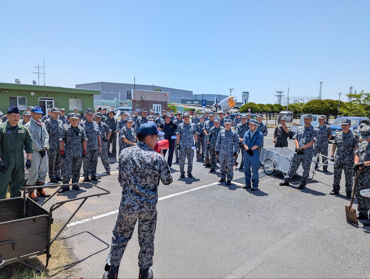 MIHO_AB's tweet photo. 美保基地准曹会は、５月24日(日)開催予定の航空祭に向けて
準備中！
美しい環境の下、皆様にご来場いただけるよう、
美保基地司令も参加して正門周辺の市道において清掃活動を
実施しました！！
航空祭へのご来場を心よりお待ちしています！
#美保基地
#美しき大空
#地域と共に https://t.co/d7k7xP4gVC