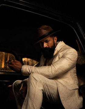 AmbikaGoel6's tweet photo. Vintage aesthetics, dark gangster vibes, and Yash owning every single frame 🔥🎬
Toxic already feels like a cinematic storm loading 😮

#Yash #ToxicTheMovie #Cinema https://t.co/HSzyutswEP