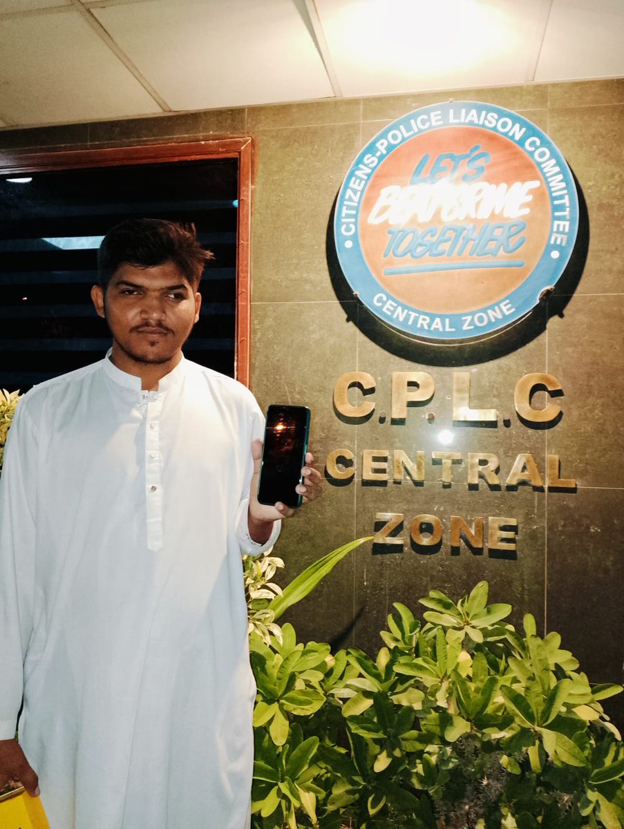 CPLCSindh's tweet photo. CPLC ZRC Central handing over stolen/lost/snatched mobile set to its rightful owner. To register your stolen/lost/snatched mobile complaint, call our 24/7 helpline 1102 or visit our website at complaints@cplc.org.pk

#CPLCSindh #CPLCCentral #CPLCMobileRecovery #ReclaimYourMobile https://t.co/G6XXNxt1ds