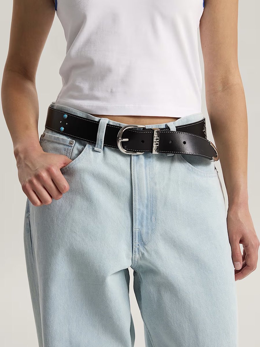 Atomicdope's tweet photo. 【𝐕𝐀𝐍𝐒】SS 2026
新作ベルト入荷！

𝐒𝐓𝐔𝐃𝐃𝐄𝐃 𝐋𝐄𝐀𝐓𝐇𝐄𝐑 𝐁𝐄𝐋𝐓

フルグレインレザーを使用したレザーベルト
スタッズ、スクエアバックル、5-checkロゴキーパーが特徴

サイズ: 30インチ, 32インチ
9,350円(税込)

https://t.co/vuzcyRwgKD

#VANS #バンズ https://t.co/nSiaUeYoNV