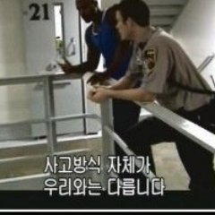 crowsaint's tweet photo. 18일에 벌어진 우파벅스 사건을 들었을때 잘못들었나 싶어 사고가 한동안 정지되었었다. 똑같은 내용을 아내에게 이야기했더니 나랑 똑같은 상태가 되었다. 그간 SNS를 안했더니 사고방식이 다른 인간들이 있다는걸 망각했나보다. https://t.co/p5IgNwt3Xm