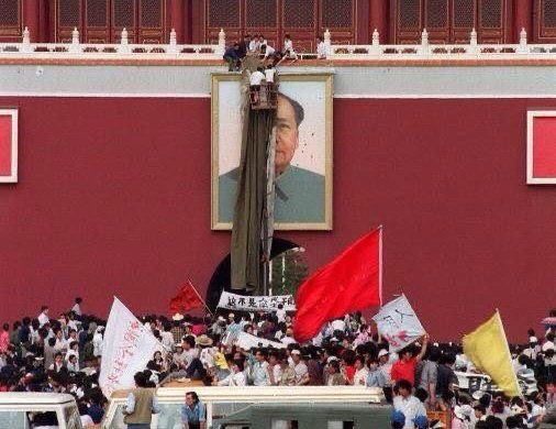 TheWildHunter02's tweet photo. 六四事件（一）起因

1989年4月15日，胡耀邦去世。如果说共产党高层内还有好人，还有有人性的人，胡耀邦无疑是其中一个。他在含冤被邓小平和共产党一众长老罢免之后，郁郁而终。

学生最初走上街头，只是悼念，献花圈，读悼文，表达对一个真正关心过他们的官员的哀思。这是人之常情，无可指责。

但这一次不同于以往，悼念的背后，积压着整整十年的情绪。

改革开放是带来了财富，但也带来了通货膨胀，1988年通胀率高达18%，城市居民积蓄急剧缩水。官倒横行，太子党们利用权力倒卖物资，普通人看着权贵们暴富，自己的工资却追不上物价。这就是邓小平说的让一部分人先富起来，让共产党领导和他们的家���先富起来。

与此同时，八十年代的思想解放运动，让这一代年轻人读到了萨特、读到了托克维尔、读到了民主与自由的概念，越来越多的年轻人，开始思考，开始质疑，开始追问：为什么经济可以改革，政治不能？

胡耀邦的死，点燃了这根引线。

大学生们聚集在天安门广场，人数从数百到数千再到数万，迅速扩大。诉求也从最开始的悼念延伸到了政治，要求反腐败、要求新闻自由、要求与政府平等对话。

最关键的是：这场运动向全中国蔓延了。

短短数周内，全国超过400座城市爆发了抗议。北京的学生不是孤立的，他们是一代人情绪的出口。工人加入了，市民自发为学生送食物送水，普通北京人用身体围成人墙保��游行队伍。

这是中共建政以来，从未见过的景象。这个政权，在自己的首都，彻底失去了民心。

中共高层恐惧的意识到：这一次，不能用以往的方式轻描淡写地压下去了。