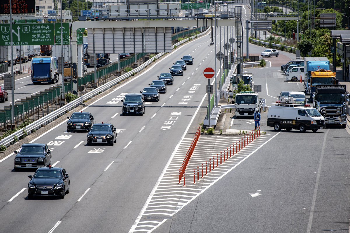 kyuimaru's tweet photo. 2026.5.20
高市早苗内閣総理大臣警護車列

韓国･李在明大統領との首脳会談を終え帰国後、党首討論のため都内へ移動中の一コマ。

首都高では点滅灯を付けて走行していました。
最近はたまに点滅させるとかな��とか。 https://t.co/qxrNmPGrjQ