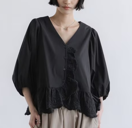 LOWRYSTWIT's tweet photo. ✨1枚で主役級の着映えブラウス✨

繊細な刺繍フリルが目を惹く 〖 カットワークフリルブラウス 〗が新登場！
しなやかな綿ナイロン生地は、ストレッチ入りで着心地も抜群。バルーンスリーブが腕をすっきり華奢見えさせてくれます◎
デニムと合わせたMIXコーデが今の気分💫
🔗https://t.co/NwasjkAHVa https://t.co/vuh4AQTWFG