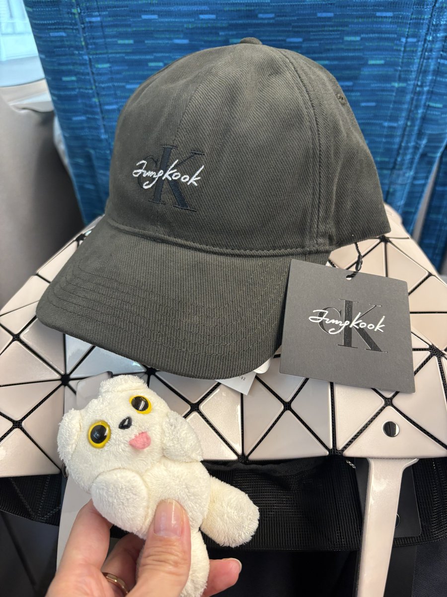 キャップも買えて嬉しい🧢🖤 真っ黒じゃないから使いやすそうだよ🙋🏻‍♂️