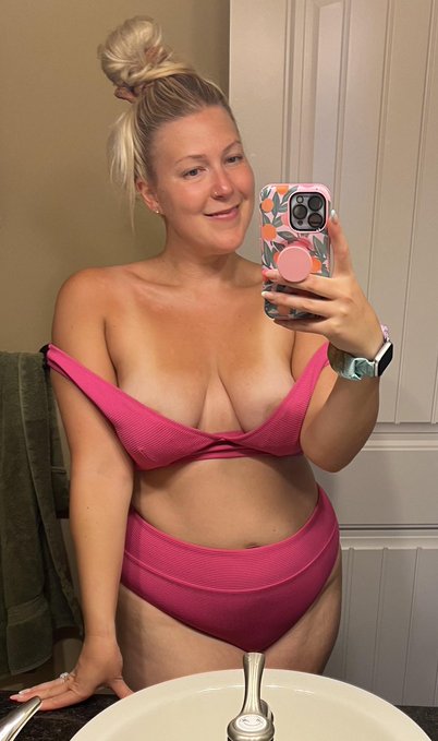 Ellen tweet media