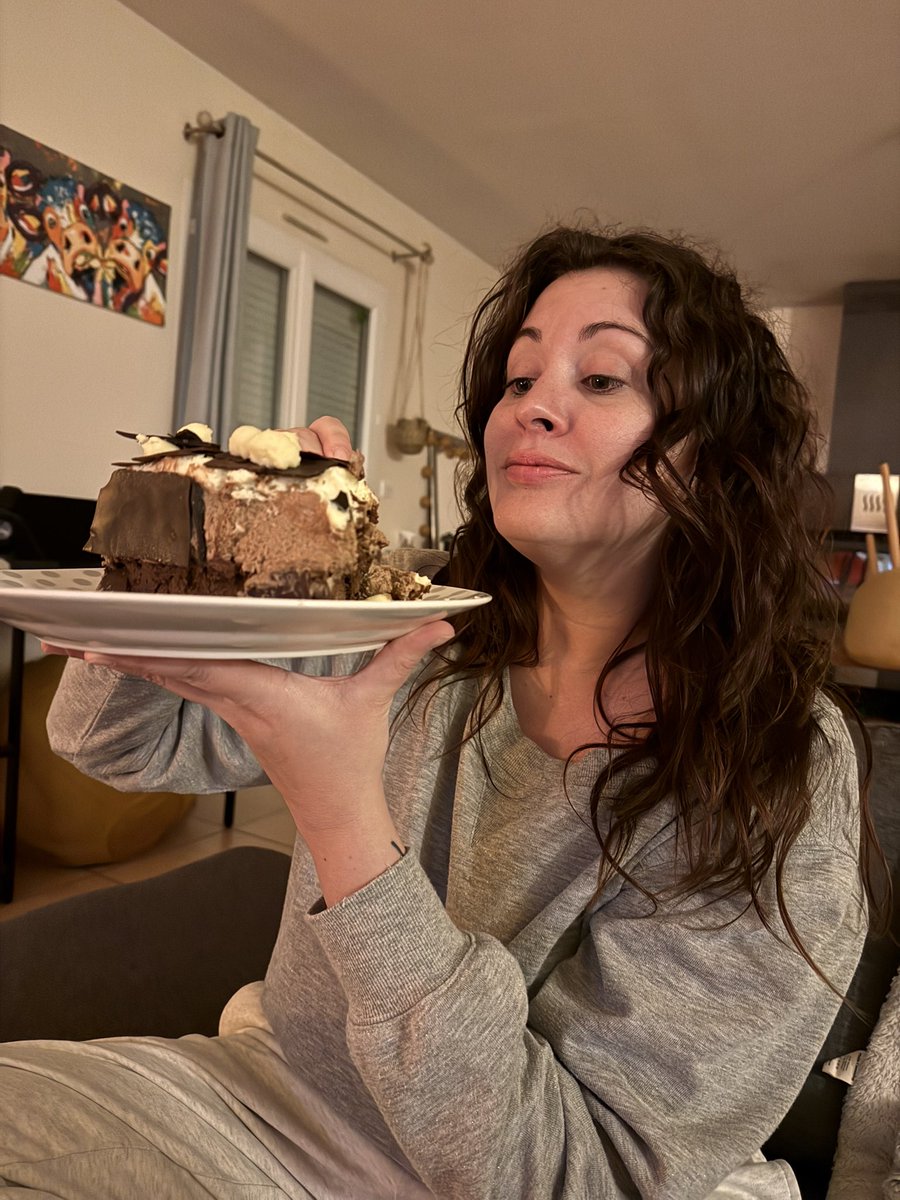 ju_agri's tweet photo. Hé mais aujourd’hui c’est l’anniversaire d’un être exceptionnel. Mais oui c’est le jour d’@Ewenn35. On partage tellement d’aventures ensemble qu’on ne voit même pas le temps passer. Alors je te souhaite un très joyeux anniversaire la queen de Burger King 👑 ♥️ https://t.co/7WEsO8iN5r