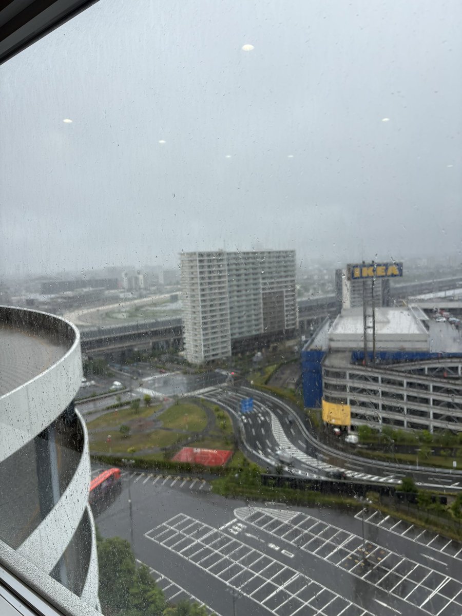 d2c_logi's tweet photo. 本日はこちらのセンターで打ち合わせ。雨なので景色が良く無いですが打ち合わせはよくです！ https://t.co/Pgj6eyvK6t