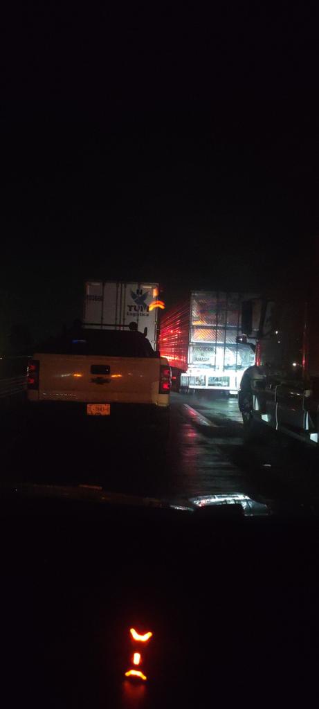 cesarpdam's tweet photo. @CAPUFE Seguimos varados, supuestamente ya aperturaron 2 carriles pero seguimos en las mismas. No creo necesaria la operación despertador, ya que, no tiene tanto tiempo el incidente.... Que respuesta tienen?@CAPUFE https://t.co/ytBMJco1T3